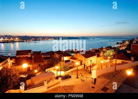 Das Dorf Arrentela am Abend und den Tagus riber Bay. Seixal, Portugal Stockfoto