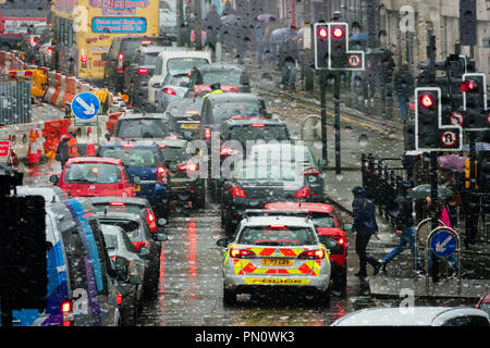 UK Wetter. Verkehrsstaus auf Lime St, Liverpool wie Verkehr und Fußgänger Schlacht durch den starken Regen. Stockfoto