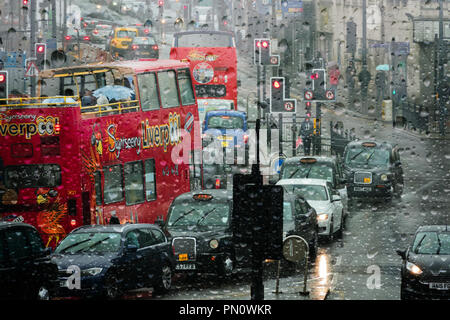 UK Wetter. Verkehrsstaus auf Lime St, Liverpool wie Verkehr und Fußgänger Schlacht durch den starken Regen. Stockfoto