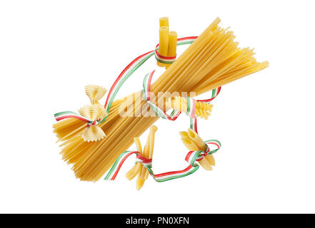 Spaghetti und Pasta von verschiedenen Arten Wunde mit Trikolore Band, auf weißem Hintergrund. Stockfoto