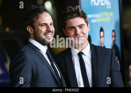 Tom Gormican und Zac Efron kommt bei der Premiere von Focus Features'', die unbeholfenen Moment" im Regal Cinemas L.A. Live am 27. Januar 2014 in Los Angeles, Kalifornien. Foto von Eden Ari/PRPP/PictureLux Datei Referenz # 32228 077 PRPPEA nur für redaktionelle Verwendung - Alle Rechte vorbehalten Stockfoto