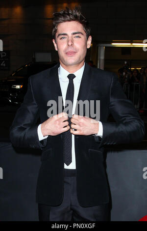 Zac Efron kommt bei der Premiere von Focus Features'', die unbeholfenen Moment" im Regal Cinemas L.A. Live am 27. Januar 2014 in Los Angeles, Kalifornien. Foto von Eden Ari/PRPP/PictureLux Datei Referenz # 32228 079 PRPPEA nur für redaktionelle Verwendung - Alle Rechte vorbehalten Stockfoto