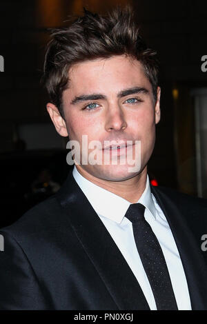 Zac Efron kommt bei der Premiere von Focus Features'', die unbeholfenen Moment" im Regal Cinemas L.A. Live am 27. Januar 2014 in Los Angeles, Kalifornien. Foto von Eden Ari/PRPP/PictureLux Datei Referenz # 32228 081 PRPPEA nur für redaktionelle Verwendung - Alle Rechte vorbehalten Stockfoto