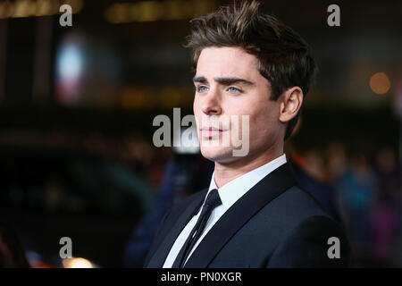 Zac Efron kommt bei der Premiere von Focus Features'', die unbeholfenen Moment" im Regal Cinemas L.A. Live am 27. Januar 2014 in Los Angeles, Kalifornien. Foto von Eden Ari/PRPP/PictureLux Datei Referenz # 32228 084 PRPPEA nur für redaktionelle Verwendung - Alle Rechte vorbehalten Stockfoto