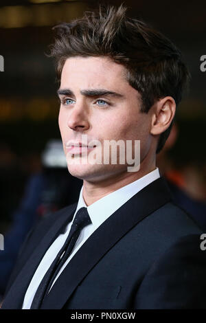 Zac Efron kommt bei der Premiere von Focus Features'', die unbeholfenen Moment" im Regal Cinemas L.A. Live am 27. Januar 2014 in Los Angeles, Kalifornien. Foto von Eden Ari/PRPP/PictureLux Datei Referenz # 32228 085 PRPPEA nur für redaktionelle Verwendung - Alle Rechte vorbehalten Stockfoto