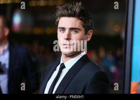 Zac Efron kommt bei der Premiere von Focus Features'', die unbeholfenen Moment" im Regal Cinemas L.A. Live am 27. Januar 2014 in Los Angeles, Kalifornien. Foto von Eden Ari/PRPP/PictureLux Datei Referenz # 32228 086 PRPPEA nur für redaktionelle Verwendung - Alle Rechte vorbehalten Stockfoto