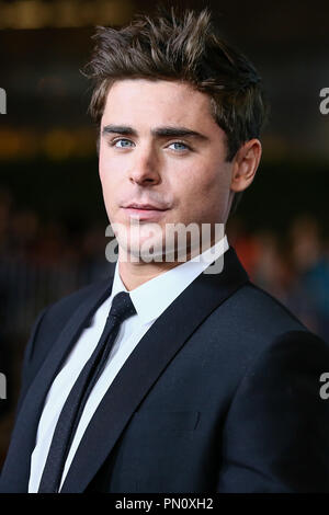 Zac Efron kommt bei der Premiere von Focus Features'', die unbeholfenen Moment" im Regal Cinemas L.A. Live am 27. Januar 2014 in Los Angeles, Kalifornien. Foto von Eden Ari/PRPP/PictureLux Datei Referenz # 32228 087 PRPPEA nur für redaktionelle Verwendung - Alle Rechte vorbehalten Stockfoto