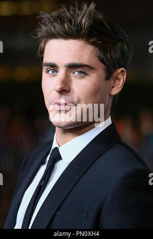 Zac Efron kommt bei der Premiere von Focus Features'', die unbeholfenen Moment" im Regal Cinemas L.A. Live am 27. Januar 2014 in Los Angeles, Kalifornien. Foto von Eden Ari/PRPP/PictureLux Datei Referenz # 32228 089 PRPPEA nur für redaktionelle Verwendung - Alle Rechte vorbehalten Stockfoto