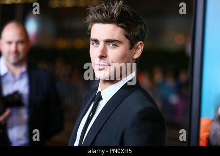 Zac Efron kommt bei der Premiere von Focus Features'', die unbeholfenen Moment" im Regal Cinemas L.A. Live am 27. Januar 2014 in Los Angeles, Kalifornien. Foto von Eden Ari/PRPP/PictureLux Datei Referenz # 32228 090 PRPPEA nur für redaktionelle Verwendung - Alle Rechte vorbehalten Stockfoto