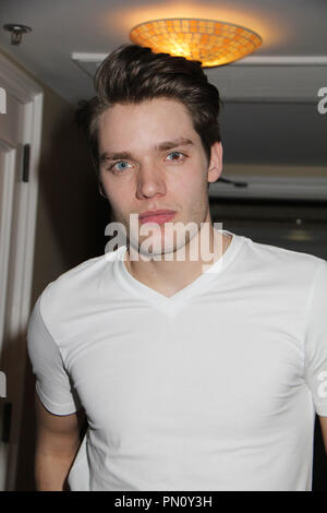 Dominic Sherwood 02/01/2014 'Vampire Academy' drücken Sie statt im Four Seasons Hotel Los Angeles at Beverly Hills in Los Angeles, CA Foto von Izumi Hasegawa/HNW/PictureLux Stockfoto