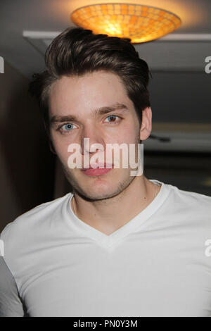 Dominic Sherwood 02/01/2014 'Vampire Academy' drücken Sie statt im Four Seasons Hotel Los Angeles at Beverly Hills in Los Angeles, CA Foto von Izumi Hasegawa/HNW/PictureLux Stockfoto