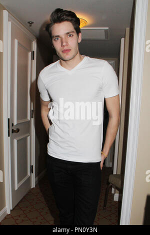 Dominic Sherwood 02/01/2014 'Vampire Academy' drücken Sie statt im Four Seasons Hotel Los Angeles at Beverly Hills in Los Angeles, CA Foto von Izumi Hasegawa/HNW/PictureLux Stockfoto