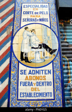 Keramische Fliesen in einem traditionellen Barbershop in Lavapies, einem historischen Viertel in der Stadt Madrid. Spanien Stockfoto