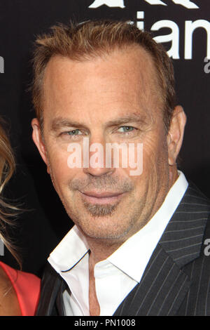 Kevin Costner 02/12/2014 "3 Tage zu töten' Premiere Arclight Kinos in Los Angeles, CA Foto von mayuka Ishikawa/HNW/PictureLux gehalten Stockfoto