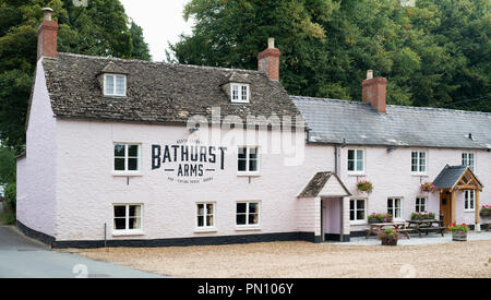 Bathurst Arms Pub neben dem Fluss Churn im cotswold Dorf North Cerney, Gloucestershire, England Stockfoto