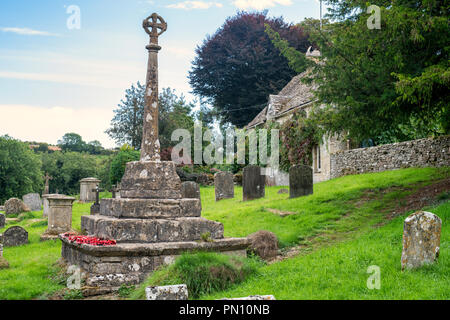 Kriegerdenkmal in Allerheiligen Friedhof in der Ortschaft North Cerney, Gloucestershire, England Stockfoto