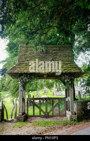 Lych Gate und hölzernen Stil an Allerheiligen Kirche in der Ortschaft North Cerney, Gloucestershire, England