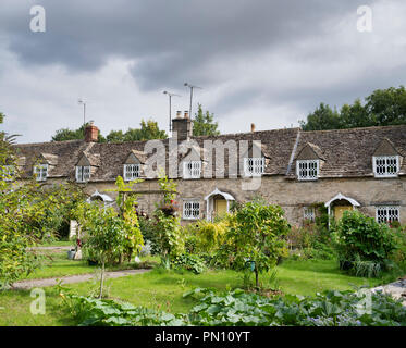 Reihe von Cottages im cotswold Dorf Calmsden, Cotswolds, Gloucestershire, England Stockfoto