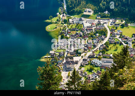Blick von oben auf den See und Hallstatt am Fuße der Alpen mit dem Wald Stockfoto