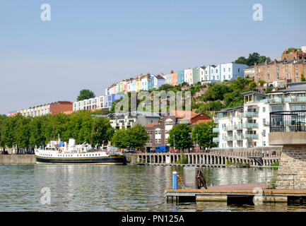 Wohlhabende Einstellungen herum Bristol Harbourside, der MV Balmoral und hotwells im Hintergrund Stockfoto