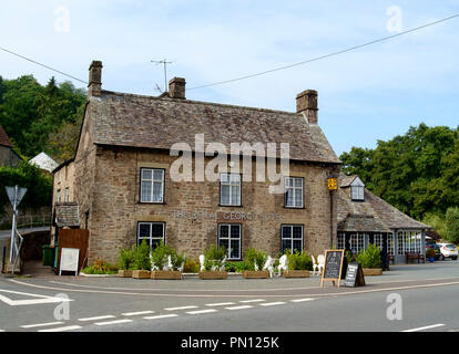 Um Tintern, einem Dorf in der riveside Wye Valley. Wald von Dean Gloucestershire England UK. Das Royal George Hotel Stockfoto