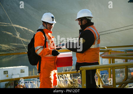 Cerro de Pasco, Peru - 14. JULI 2017: Arbeiten im Tagebau. Sicherheit die man fragt Pass Karte der Bergmann der Grube zu geben Stockfoto