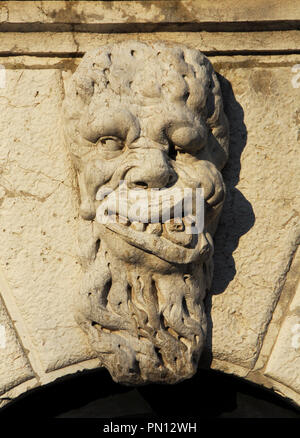 Groteske in Venedig. Bizarre Monster guardian Kopf auf Santa Formosa Glockenturm der Kirche (17. Jahrhundert) Stockfoto