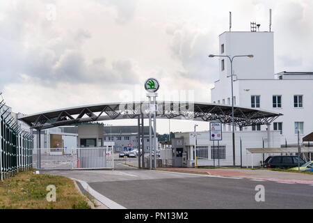 Vrchlabí, TSCHECHISCHE REPUBLIK - 25. AUGUST 2018: Skoda Auto Automobilhersteller aus Volkswagen Konzern Firmenlogo auf Anlage Gateway am 25. August 2018 Stockfoto