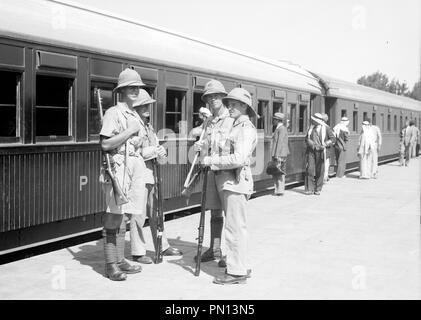 Lydda Junction, Israel die Kantara Zug über von Lydda Kreuzung mit zahlreichen Truppe wachen an Bord, 1938 zu starten Stockfoto