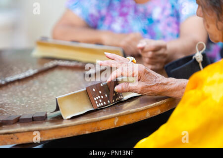 Senior kubanischen Frauen spielen Domino auf der Straße in Havanna, Kuba Stockfoto