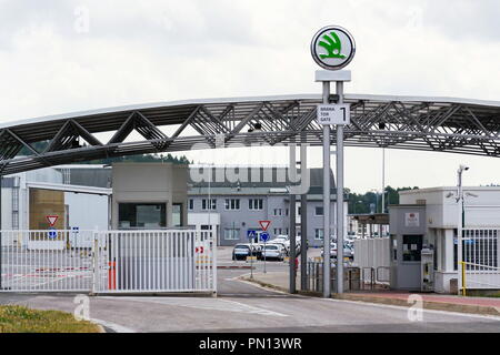 Vrchlabí, TSCHECHISCHE REPUBLIK - 25. AUGUST 2018: Skoda Auto Automobilhersteller aus Volkswagen Konzern Firmenlogo auf Anlage Gateway am 25. August 2018 Stockfoto