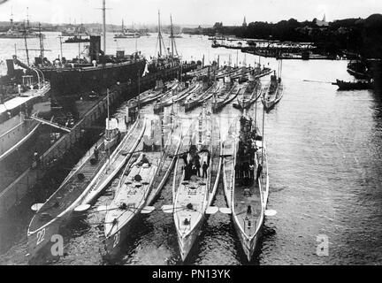 Deutsche U-Boote im Hafen. Deutsche U-Boote im Hafen. Vordere Reihe (von links nach rechts): U-22, U-20 (sank die Lusitania), U-19 und U-21. Hintere Reihe (von links nach rechts): U-14, U-10 und U-12 Stockfoto