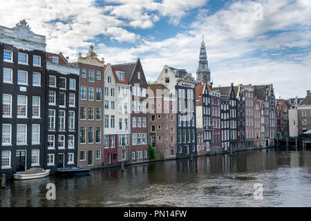 Das ist ein Bild von der berühmten Amsterdamer hoch skinny Häuser entlang der Kanäle. Stockfoto