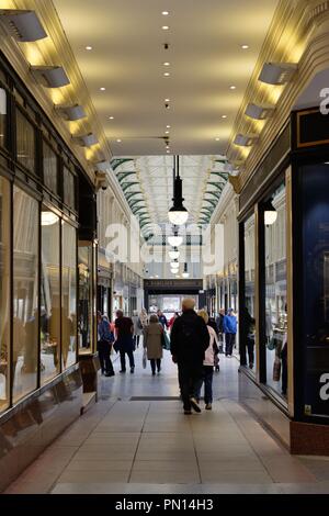 Leute einkaufen für Schmuck in Argyll Arcade im Stadtzentrum von Glasgow, Schottland, Großbritannien, Europa Stockfoto