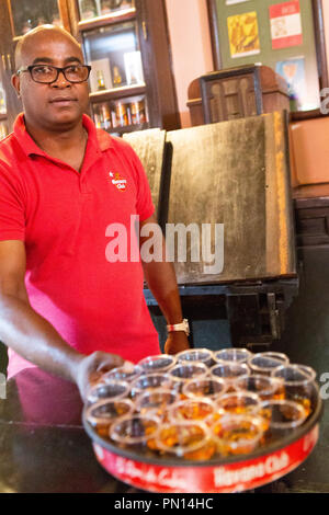 Barkeeper Getränke an Havana Club Rum Museum, Havanna, Kuba Stockfoto