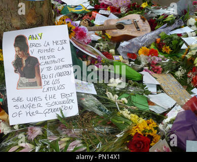 Camden Town, London, UK. 260711. Fans und Trauernde stöbern Sie in den floral Tribute und Nachrichten außerhalb Camden Amy Winehouse's Square, wo der 27-jährige bemüht Sänger am Samstag, den 23. Juli starb. Die Beerdigung fand heute im Norden von London und bei Golders Green Krematorium in der North West London statt. 26. Juli 2011. Ref: LMK 11-30269 -260711 Brophy / Sehenswürdigkeit MediaPunch * INTERNET UND DIGITALE VERWENDET WERDEN GEBÜHREN* Stockfoto