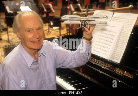 London. UK. Sir George Martin auf der Abbey Road Studios im Dezember 2000. Ein ehemaliger Zweiter Weltkrieg Pilot mit der Fleet Air Arm, Martin aus Stringbag Seranade zu Ehren der Fairey Swordfish, ein doppeldecker verwendet, um Torpedos gegen feindliche Versand liefern. Martin ist hier ein Modell eines Fairey Swordfish. Lebowitz / Sehenswürdigkeit MediaPunch Stockfoto