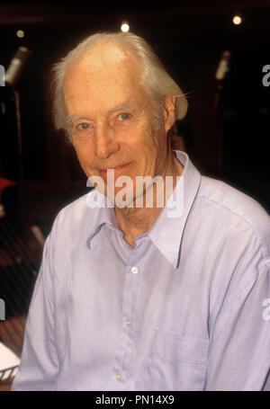 London. UK. Sir George Martin auf der Abbey Road Studios im Dezember 2000. Aktualisieren. George Martin's Tod angekündigt, im Alter von 90 Jahren. Ehemalige Produzent, Arrangeur, Komponist für seine Arbeit mit den Beatles in den 60er bekannt und viele andere Künstler. ReCaptioned. 9. März 2016. Ref: LMK 11-602302 SLEI -090316 Lebowitz / Sehenswürdigkeit MediaPunch Stockfoto