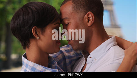 Ethnische verliebtes Paar erhalten intime in der Nähe von Eiffelturm in Paris. Stockfoto