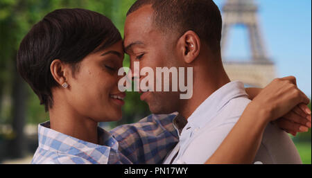 Ethnische verliebtes Paar erhalten intime in der Nähe von Eiffelturm in Paris. Stockfoto