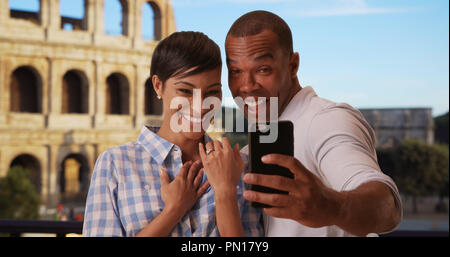 Afrikanische Mann in Rom selfies mit Verlobter mit Ihrem neuen Hochzeit Ring Stockfoto