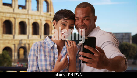 Afrikanische Mann in Rom selfies mit Verlobter mit Ihrem neuen Hochzeit Ring Stockfoto