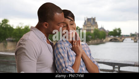 Lieben Afrikaner - Paare teilen glücklichen Moment in Paris nach dem Einkuppeln Stockfoto