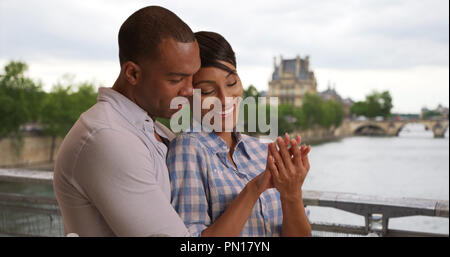 Lieben Afrikaner - Paare teilen glücklichen Moment in Paris nach dem Einkuppeln Stockfoto