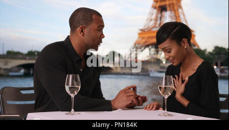 Gut aussehenden männlichen Schwarzen schlägt Freundin im Restaurant in der Nähe von Eiffelturm Stockfoto