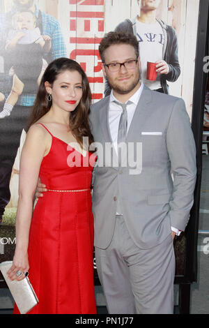 Seth Rogen und Frau Lauren Miller am Universal Pictures Weltpremiere von "Nachbarn". Ankünfte am Regency Dorf Theater in Westwood, CA, 28. April 2014 statt. Foto von Joe Martinez/PictureLux Stockfoto