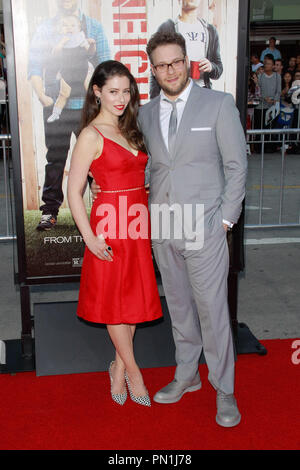 Seth Rogen und Frau Lauren Miller am Universal Pictures Weltpremiere von "Nachbarn". Ankünfte am Regency Dorf Theater in Westwood, CA, 28. April 2014 statt. Foto von Joe Martinez/PictureLux Stockfoto