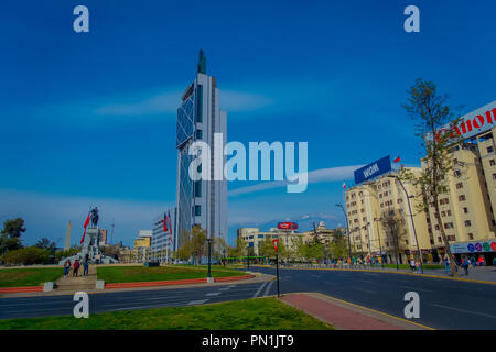 SANTIAGO, CHILE - 14. SEPTEMBER 2018: die wunderschöne Skyline von Santiago de Chile mit modernen Bürogebäuden im Financial District in Las Condes Stockfoto