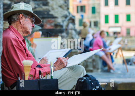 Vernazza, Italien, 09-15-2018: Menschen Malen und Zeichnen auf dem Papier die schöne Küstenlandschaft von Vernazza Stockfoto