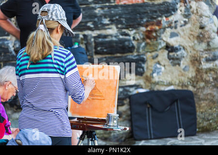 Vernazza, Italien, 09-15-2018: Menschen Malen und Zeichnen auf dem Papier die schöne Küstenlandschaft von Vernazza Stockfoto